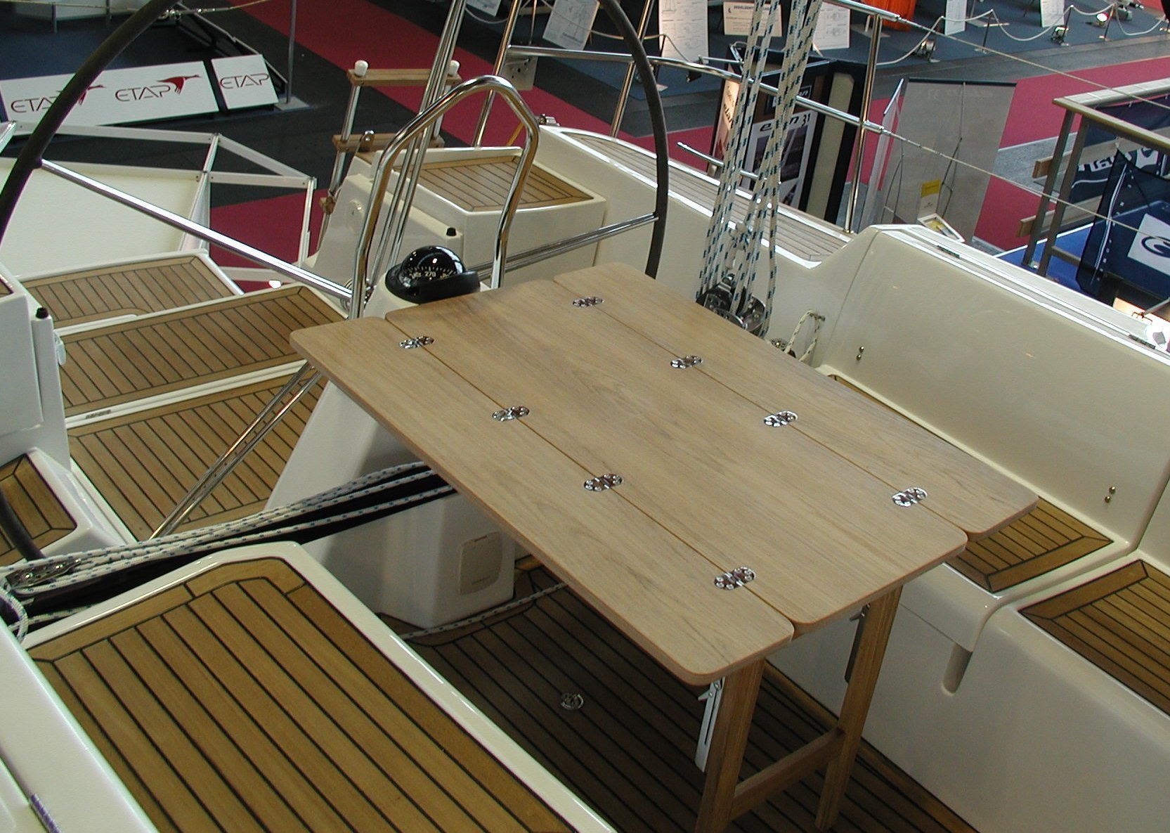 Table top for steering columns with traveller ahead