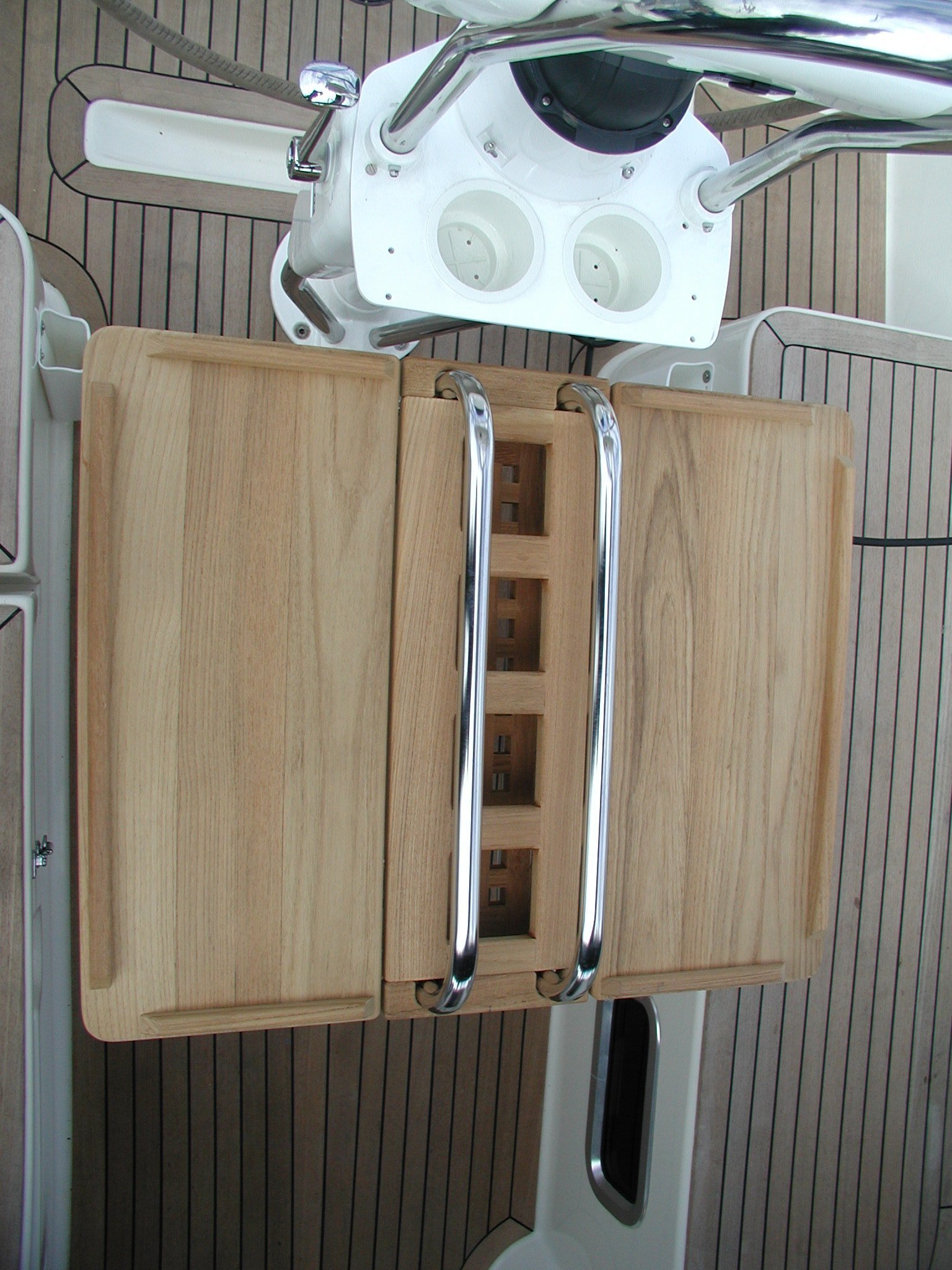 View, fix mounting cockpit table for Hanse sailing yacht