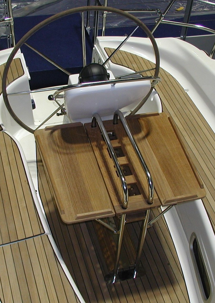 View on a fixing cockpit table (60cm) on a Bavaria, front view